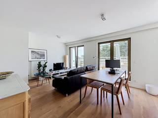 This apartment is located behind the impressive glass gate of project Dunant Gardens in Ghent. The one-bedroom apartment is equipped with all modern comforts and is located on the third floor.<br /><br />The open kitchen and bathroom with shower and sink enjoy, like the rest of the apartment, a high-end finish with quality materials. <br /><br />The apartment offers its resident (s) a high level of living comfort in an ideal location in Ghent. A smooth connection to public transport, access roads and the center of Ghent: this apartment was located in an absolute top location. <br /><br />Apartment layout:<br />entrance hall with guest toilet - living room - kitchen - storage room - spacious and sunny terrace - bedroom - bathroom - parking space<br /><br />The common costs are 50.00 euro/month.<br /><br />The furniture can be purchased from the current tenant.<br /><br />Availability date: 02/11/2022