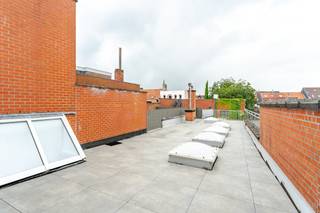 Centraal gelegen instapklaar appartement (125 m²) met 3 kamers en zeer groot zongericht dakterras (82 m²) te koop in het centrum van Roeselare.<br /><br />De centrale ligging in de winkelstraat nabij de Grote Mark van Roeselare maakt dit een ideale keuze voor wie op zoek is naar een comfortabel appartement in het stadscentrum.<br /><br />*Indeling van het appartement te koop:<br /><br />- inkom met apart toilet<br />- aangename woonkamer<br />- open ingerichte keuken met toegang tot erg ruim dakterras (82 m²)<br />- badkamer met lavabomeubel, bad en douche<br />- berging<br />- 2 slaapkamers<br />- 3de kamer als bureau/slaapkamer/dressing<br /> <br />*Kenmerken en troeven:<br /><br />- Locatie: de Noordstaat ligt op een steenworp afstand van de Grote Markt, bibliotheek, winkels, horeca en openbaar vervoer. Je hebt alles binnen handbereik.<br />- Lift: het gebouw beschikt over een lift, waardoor je gemakkelijk naar de eerste verdieping kunt.<br />- Terras: geniet van een mega dakterras (82 m²) achteraan.<br />- Conformiteitsattest voorhanden.<br /><br /><br />Dit appartement combineert comfort, locatie en praktische indeling. Neem contact met ons op voor meer informatie of een bezichtiging.<br /><br />Bestuursmaatregelen in het maatregelenregister: in aanvraag<br /><br />Deze AI-visualisaties zijn bedoeld als inspiratie. Er werd geen rekening gehouden met technische specificaties, stedenbouwkundige voorschriften of de concrete mogelijkheden tot realisatie.