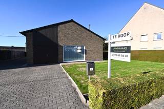 <p>Op zoek naar een <strong>ruime gelijkvloerse woning met een mooie tuin én een centrale ligging in Deinze?</strong> Deze degelijk gebouwde bungalow bevindt zich op een perceel van maar liefst <strong>963 m²</strong> en combineert rustig wonen met een uitstekende bereikbaarheid.</p>
<p>De woning is gunstig gelegen in de nabijheid van het <strong>station van Deinze, het stadscentrum en belangrijke invalswegen richting autosnelweg</strong>. Een interessante ligging voor wie graag centraal woont zonder in te boeten aan ruimte en privacy.</p>
<p>Binnen verwelkomt een ruime inkomhal je in de woning. De <strong>aangename en lichtrijke leefruimte</strong> biedt volop plaats voor een gezellige zit- en eethoek en beschikt over een haard die extra sfeer brengt. Aansluitend bevindt zich de ingerichte keuken.</p>
<p>Verder beschikt de bungalow over <strong>drie slaapkamers, een badkamer, kelder en garage</strong>. Achteraan is er bovendien nog een garage en een praktische berging, ideaal voor extra opslagruimte.</p>
<p>Buiten vormt de <strong>ruime en verzorgde tuin</strong> zonder twijfel één van de grote troeven. Het royale perceel biedt heel wat mogelijkheden voor tuinliefhebbers, gezinnen of wie gewoon graag geniet van rust en buitenruimte. Ook het aanwezige tuinhuis zorgt voor bijkomende bergruimte.</p>
<p>De woning is <strong>licht te renoveren en te moderniseren</strong>, maar beschikt over een solide basis en een praktische gelijkvloerse indeling. Hierdoor krijg je de kans om ze stap voor stap aan te passen aan je eigen smaak en hedendaagse woonwensen.</p>
<p><strong>Een interessante eigendom voor wie ruimte, een groot perceel en een centrale ligging weet te waarderen.</strong></p>
<p>Benieuwd naar de mogelijkheden van deze bungalow?<br /><strong>Neem contact op met Wim via 0492 68 38 38 of wim@lannimmo.be voor meer informatie of een bezoek.</strong></p>
<p><strong>Troeven:</strong> 963 m² perceel • bungalow/gelijkvloers wonen • 3 slaapkamers • ruime leefruimte • garage en kelder • grote tuin • centrale én rustige ligging • renovatiepotentieel.</p>