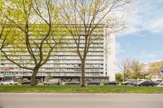 <p><strong>Dit lichtrijke appartement</strong> ligt op een strategische locatie vlak bij invalswegen, scholen, winkels en openbaar vervoer. Je geniet van een uitstekende bereikbaarheid en een comfortabele woonomgeving.</p><p><br /></p><p><strong>Het appartement bestaat uit</strong> een inkomhal – een ruime woonkamer op parket – een aparte keuken met inductie kookvuur – een ruime slaapkamer – een badkamer met ligbad – een apart toilet - een berging - een gerenoveerd terras</p><p><br /></p><p><strong>Troeven:</strong> Panoramisch uitzicht - Terras - Ligging</p>
