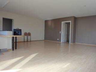 <h3><span>Rustig gelegen 3-slaapkamerappartement met tuin en ruime garage</span></h3><p><span>Dit instapklare appartement combineert </span><span>ruimte, comfort en een rustige ligging</span><span> met een vlotte bereikbaarheid richting de A12.</span></p><p><span>Het appartement beschikt over een ruime inkomhal met </span><span>gastentoilet</span><span>, een badkamer met </span><span>ligbad</span><span> en een bijzonder ruime en lichtrijke </span><span>living met open keuken van maar liefst 50 m²</span><span>. Daarnaast is er nog een </span><span>extra douche</span><span> en beschikt het appartement over </span><span>zeer veel praktische bergruimte</span><span>.</span></p><p><span>Achteraan geniet je van een </span><span>aangename tuin</span><span>, ideaal om in alle rust te ontspannen. De </span><span>ruime inpandige garage</span><span> biedt bovendien voldoende plaats voor de wagen en extra opslag.</span></p><p><span>Troeven:</span></p><ul><li><span>3 slaapkamers</span></li><li><span>Rustige ligging</span></li><li><span>Tuin</span></li><li><span>Ruime garage</span></li><li><span>Living met open keuken van ca. 50 m²</span></li><li><span>Badkamer met ligbad + extra douche</span></li><li><span>Gastentoilet</span></li><li><span>Zeer veel bergruimte</span></li><li><span>Instapklaar</span></li><li><span>Geen bijkomende maandelijkse kosten</span></li></ul><p><span> </span></p><p><span>Nutsvoorzieningen individueel te betalen</span></p>