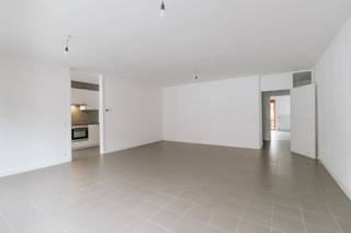 <p>Ruim en instapklaar appartement te huur op een toplocatie in Lier. Dit lichtrijke appartement beschikt over twee volwaardige slaapkamers, een moderne keuken en een hedendaagse badkamer. De aangename leefruimte geniet van veel natuurlijke lichtinval en sluit perfect aan bij het comfortabele woongevoel dat dit appartement uitstraalt. In het appartement is bovendien een praktische berging aanwezig. Dankzij de centrale ligging woon je op wandelafstand van winkels, openbaar vervoer en alle belangrijke voorzieningen. Bij het appartement hoort ook een private parkeerplaats. Gelegen in een kleinschalig en verzorgd gebouw, is dit de ideale woonst voor wie graag comfortabel en vlot bereikbaar wil wonen in het hart van de stad.</p><p><br /></p><p><span>Bezoek mogelijk na aanmaken huurdersprofiel via </span>https://mijnhuurprofiel.be/property/0a36fdc7-6200-46da-8654-ec9412dddc13</p>