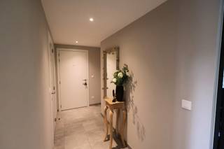 <p><strong>2DE VERDIEPING</strong><br />Inkomhal voorzien van ruime vestiarekast, gastentoilet met handenwasser, bergplaats/wasplaats met aansluiting voor wasmachine + droogkast en aardgasbrander van de C.V. en van de warmwaterbereiding. Badkamer voorzien van badkamermeubel, toilet, ligbad met douchefunctie.<br />Lichte leefruimte in L-vorm met open keuken voorzien van volgende Siemens toestellen: inductie kookplaat, afzuigkap, koelkast, combi-microgolfoven en vaatwasmachine. De leefruimte geeft toegang tot het ruime half overdekte terras met buitenberging.<br />3 slaapkamers waarvan 1 voorzien van ingemaakte kasten.<br /><br /><strong>BUITEN</strong><br />Ruim terras met buitenberging.<br />Autostaanplaats 6 + gemeenschappelijke fietsenberging.<br /><br /><em>De gemeenschappelijke kosten bedragen € 30,00 per maand.</em></p>