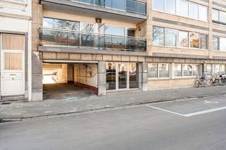 In het centrum van Mechelen bevindt zich deze ruime openlucht staanplaats in residentie Jef Denyn op de gelijkvloerse verdieping. Er is een toegangspoort met afstandsbediening voorzien om deze staanplaats te kunnen betreden. Het parkeergedeelte is net volledig opnieuw aangelegd. Met de afwerking van de Comet site gaan parkeerplaatsen in deze regio nog meer gegeerd worden. Grijp nu uw kans!<br /><br /> Contacteer ons voor meer informatie op 0473/38.29.40.<br /><br />Bijzonderheden:<br />- Centrum Mechelen<br />- Direct beschikbaar<br />- Gerenoveerde parkeersite