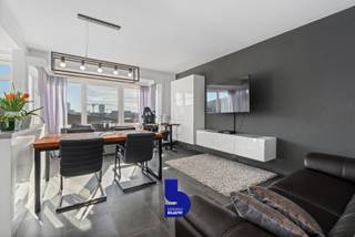 De straat oversteken en genieten van shoppen?<br />De straat oversteken en genieten van de zee?<br />De straat oversteken en kunnen kiezen welke terras je het leukst vindt?<br /><br />Allemaal mogelijk en dit gecombineerd met een zicht op Oostende!<br />Welkom in de Van Iseghemlaan.<br />We hebben hier een instapklaar appartement dat recent werd gerenoveerd.<br /><br />Wanneer we de gang van het appartement binnenkomen kunnen we langs de ene kant kiezen voor de lichtrijke moderne leefruimte.<br />Aanpalend hebben we de open keuken waar koken en afwassen een plezier wordt met het zicht over Oostende.<br /><br />Langs de andere kant van de gang hebben we nog 2 mooie slaapkamers, een badkamer en een aparte wc.<br />Als kers op de taart beschikt dit appartement over een terras voor en een terras achteraan en een aparte kelderberging.<br />Ook de sportievelingen kunnen de fiets plaatsen in de fietsenberging.<br /><br />In najaar 2026 ondergaat deze residentie een gevelrenovatie. Meer info op eenvoudig verzoek.