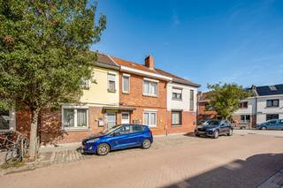 Sommige woningen hebben veel vierkante meters. Andere hebben vooral een fijne ligging, een goede sfeer én mogelijkheden. Deze woning in de Maasstraat behoort tot die laatste categorie.<br />De woning ligt in een rustige en gegeerde buurt van Mechelen en is vandaag perfect bewoonbaar. Wie graag zijn eigen stijl aan een woning geeft kan ze op termijn verder opfrissen maar grote werken zijn zeker geen must om hier aangenaam te kunnen wonen.<br />Binnen vinden we gezellige leefruimtes en twee aangename slaapkamers. Er is ook een vernieuwde badkamer met inloopdouche. Een belangrijke extra troef is de zolderverdieping. Deze biedt nog heel wat mogelijkheden om verder in te richten en zo bijkomende bewoonbare oppervlakte te creëren. Een extra slaapkamer, bureau of hobbyruimte? De ruimte is er alvast. Wel even kijken waar je een vaste trap zou installeren.<br />Achteraan ligt de stadstuin van ongeveer 30 m². Groot genoeg om gezellig buiten te eten, vrienden te ontvangen of rustig te genieten zonder dat je ieder weekend met tuinonderhoud bezig bent. De twee praktische opbergruimtes zijn bovendien bijzonder handig voor je fietsen, gereedschap en extra stockage.<br />En dan is er natuurlijk de ligging. Rustig wonen in een aangename en gegeerde buurt, terwijl het centrum van Mechelen en alle dagelijkse voorzieningen vlot bereikbaar blijven.<br />Een woning die vandaag al fijn woont, maar waar je morgen nog helemaal je eigen plek van kan maken.<br />Kom vooral eens kijken. Boek een bezoek in met Philippe op onze site bij het knopje 'bezoekmoment'. 