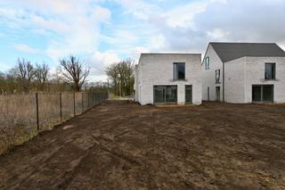 Ruime Open Bebouwing in een nieuwe Verkaveling ! <br /><br />Deze nieuwbouwwoning is gebouwd op een perceel grond van 589 m²  !<br />Indeling : Inkomhal , apart toilet , woonkamer , eetplaats met open keuken , grote berging aansluitend aan de keuken .<br />Verdiep : Nachthal , 4 slaapkamers waarvan 1 met dressing   , ruime badkamer ,  apart toilet . <br /><br />Carport naast de woning voorzien . <br /><br />Deze modere woning is voorzien van Vloerverwarming  met Warmtepomp , Zonnepanelen , ventilatie , regenwaterrecuperatie  !!<br /><br /><br />Plannen en lastenboek te downloaden op onze website .<br />Er is nog inspraak in de afwerking .<br /><br />Maak vrijblijvend een afspraak om deze woning te bezoeken ! <br /><br />KOOP NU EN BETAAL PAS BIJ DE OPLEVERING ! <br /> 