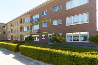 <p>Interesse? Vragen? Plan dan zelf je bezoek in via onze digitale kalender of neem gerust contact op met Olivier Boon via olivier.boon@copandi.be of via +32 468/35 17 50.</p><p></p><p>Instapklaar gemoderniseerd (2023) appartement op de eerste verdieping van een kleinschalig gebouw met 6 appartementen. Het appartement met 2 slaapkamers en nog een extra kamer heeft een topligging op wandelafstand van het centrum, treinstation, scholen en winkels. Bovendien met een goede uitvalsbasis naar omliggende gemeenten dankzij belangrijke invalswegen.<br /><br />Het appartement werd in 2023 gemoderniseerd en is volledig instapklaar met een gunstig EPC B label en conforme elektriciteit.</p><p></p><p>Via de gemeenschappelijke inkomhal bereiken we de private inkom van het appartement, gelegen op de eerste verdieping.</p><p></p><p>De ruime nachthal verleent toegang aan 2 zeer ruime slaapkamers die zich aan de achterzijde van het gebouw bevinden. De derde kamer is momenteel ingericht als ruime dressing maar kan ook als bureauruimte of zelfs als derde slaapkamer dienen. Er is echter geen raam aanwezig in deze kamer.</p><p></p><p>De lichtrijke leefruimte met zithoek biedt een optimaal ruimtegevoel en baadt in het licht dankzij een groot schuifraam dat toegang geeft tot een klein terras.<br /><br />Aansluitend bevindt zich de volledig uitgeruste keuken met kwalitatieve toestellen bestaande uit een oven, afwasmachine, kookplaat en spoelbak. Deze keuken werd in 2023 volledig vernieuwd, samen met de vloer. Aansluitend aan de keuken bevindt zich een praktische berging waar ook de cv-ketel van de centrale verwarming op aardgas is.</p><p></p><p>De volledig vernieuwde badkamer beschikt over een modern lavabomeubel, ruime inloopdouche en toilet. Deze badkamer werd kwalitatief vernieuwd in 2023.</p><p></p><p>Buiten beschikt dit appartement over een aparte garagebox met ook de gelegenheid om een tweede wagen voor uw eigen garagebox te parkeren. De garagebox is inbegrepen in de verkoopprijs. Zo heeft u ondanks de centrale ligging geen last van parkeerstress.</p><p></p><p>Dankzij het gunstige EPC-label B en de uitstekende ligging is dit instapklare appartement ideaal als eigen woning of als investering.</p><p></p><p>Interesse? Plan snel uw afspraak in en kom zelf dit appartement ontdekken.</p><p></p><p>Wenst u een <strong>gratis waardebepaling</strong> van uw eigendom? Neem dan vrijblijvend contact op met olivier.boon@copandi.be of via 0468/35 17 50.</p><p></p><p>✅ Toplocatie<br />✅ Garagebox<br />✅ Instapklaar & gerenoveerd<br />✅ 2 ruime slaapkamers<br />✅ EPC B<br />✅ Open leefruimte</p>
