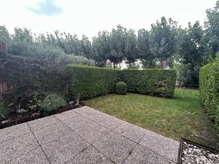 Aangename vakantiewoning, gelegen in vakantiedomein 'Veldblomme', op wandelafstand van het centrum van Westende-dorp. <br /><u>Indeling:</u><br /><strong>Gelijkvloers</strong>: leefruimte met zicht op de tuin (privaat gebruiksrecht), open keuken, de badkamer met ligbad, toilet en wastafel en een bergruimte.<br /><strong>1ste verdiep</strong>: hier bevinden zich de 2 slaapkamers, waarvan 1 ruime slaapkamer met ingebouwde opbergkasten.<br /><u>Extra troeven:</u><br />* Gelegen op slechts 2 km van het strand.<br />* Zuidgericht terras en tuin.<br />* Privatieve autostaanplaats en garagebox inbegrepen!<br />* Geen domicilie toegelaten.<br /><br />Dit pand is onderworpen aan de renovatieverplichting van de Vlaamse overheid voor residentiële gebouwen (behoudens bij sloop binnen 5 jaar na de aankoop). Consulteer voor meer informatie de website van het Vlaams Energie- en Klimaatagentschap via https://www.vlaanderen.be/een-huis-of-appartement-kopen/renovatieverplichting-voor-residentiele-gebouwen.