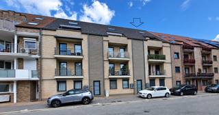 <p><span>Duplex dakappartement met 2 slaapkamers en terras </span></p><p><span>Op de derde verdieping bevindt zich dit ruime, frisse en uitstekend onderhouden duplex dakappartement. De woning heeft een aangename indeling, veel praktische bergruimte en verschillende belangrijke vernieuwingen die reeds werden uitgevoerd. Hierdoor geniet u vanaf de eerste dag van hedendaags wooncomfort.</span></p><p><span>Bij het binnenkomen bevindt zich links het gastentoilet. Rechts is er een praktische ruimte die uitstekend dienst kan doen als vestiaire. De inkomhal leidt naar de ruime en lichtrijke woonkamer. Vanuit de woonkamer heeft u rechtstreeks toegang tot het terras, een aangename buitenruimte waar u in alle rust kunt genieten.</span></p><p><span>Links van de woonkamer bevindt zich de royale keuken. Deze werd ongeveer vijf jaar geleden volledig vernieuwd en is uitgerust met kwalitatieve toestellen, veel kastruimte en een ruim werkblad. Aansluitend is er een handige berging en technische ruimte met aansluitingen voor een wasmachine en droogkast. Ook voor het opbergen van voorraad, huishoudelijke benodigdheden en andere spullen is hier voldoende plaats.</span></p><p><span>Op de bovenverdieping bevinden zich twee volwaardige slaapkamers. De badkamer is uitgerust met een ligbad en biedt alle nodige comfort. Dankzij de duplexindeling zijn het woon- en slaapgedeelte mooi van elkaar gescheiden, wat zorgt voor extra rust en privacy.</span></p><p><span>De voorbije jaren werden al verschillende belangrijke investeringen gedaan. Zo werd niet alleen de keuken vernieuwd, maar werden er ook nieuwe ramen met vliegenramen geplaatst. Daarnaast werden de verwarmingsinstallatie en de gasketel vernieuwd. De kwaliteitsvolle gasketel van Vaillant vormt een duidelijke meerwaarde voor het appartement.</span></p><p><span>Troeven van het appartement</span></p><ul><li><span>Ruim en lichtrijk duplexappartement</span></li><li><span>Gelegen op de derde verdieping</span></li><li><span>Twee volwaardige slaapkamers</span></li><li><span>Aangenaam terras, bereikbaar via de woonkamer</span></li><li><span>Vernieuwde, ruime keuken met kwalitatieve toestellen</span></li><li><span>Nieuwe ramen met vliegenramen</span></li><li><span>Vernieuwde verwarmingsinstallatie</span></li><li><span>Recente Vaillant-gasketel</span></li><li><span>Praktische vestiaireruimte aan de inkom</span></li><li><span>Afzonderlijk gastentoilet</span></li><li><span>Berging en technische ruimte</span></li><li><span>Plaats en aansluitingen voor wasmachine en droogkast</span></li><li><span>Veel opbergruimte</span></li><li><span>Fris, verzorgd en instapklaar</span></li></ul><p><span>Een ideaal appartement voor wie op zoek is naar ruimte, comfort en een aangename buitenruimte, zonder onmiddellijk grote renovatiewerken te moeten uitvoeren. Absoluut een bezoek waard!</span></p>