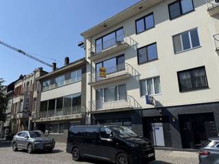 Nieuw ruim 2-slaapkamerappartement met terras in hartje Mechelen.Dit lichtrijke appartement van ca. 100 m² is ideaal gelegen in het centrum van Mechelen, op wandelafstand van winkels, horeca en openbaar vervoer.Via de lift of trap bereik je het appartement. De ruime inkomhal vormt het centrale punt van de woning en geeft toegang tot alle ruimtes. Hier vind je een apart toilet, een badkamer(inloopdouche, dubbele lavabo met spiegelkast en kolomkast), wasplaats en twee ruime slaapkamers van 16,8 m² en 12,2 m². Verder is er een living met open keuken welke voorzien is dubbele spoeltafel, combi-oven, kookplaat, vaatwas, frigo met diepvries.Interesse? Neem snel contact op voor een bezoek! 015/27.01.61