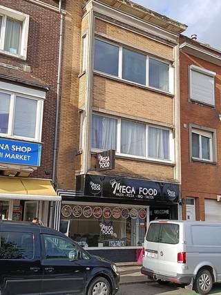 Opbrengsteigendom gelegen is in het centrum van Kortrijk die bestaat uit een handelspand (horeca) en 2 appartementen, ideaal voor investeerders.Het...