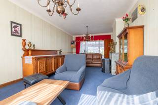 Op zoek naar een woning met ruimte en mogelijkheden vlakbij de Belgische kust?<br />In Lombardsijde, een deelgemeente van Middelkerke, bevindt zich deze woning met een praktische indeling, ruime kamers en een aangename tuin. Dankzij de gunstige ligging bevinden de kust, winkels, horeca, openbaar vervoer,… zich op wandelafstand.<br />Een opportuniteit voor wie op zoek is naar een nieuwe thuis of vakantieverblijf.<br /><br />Op het gelijkvloers hebben we volgende indeling: inkom met trappenhal, apart toilet, woonkamer met eetplaats en living, keuken, berging en veranda. De ruime garage maakt het geheel compleet.<br />De eerste verdieping beschikt over 3 ruime slaapkamers, kinderkamer en badkamer Zolder met trapluik, als troef voor extra ruimte.<br /><br />Gezellige tuin met terras en buitenberging.<br /><br />Bezoeken op afspraak.<br /><br />Interesse of meer info? Neem contact op het nummer 0492 10 55 16 of via simon@karolienlafaut.be<br /> 