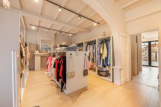 Winkel 'La Fiducia' blijft geopend tijdens het verkoopproces.<br /><br />Dit INSTAPKLAAR HANDELSPAND (mogelijkheid tot woonentiteit) is gelegen te Pittem met name in de Tieltstraat 23 op een perceel grond van 382 m² en met een bruikbare oppervlakte van 268 m². Deze eigendom geniet een uiterst centrale en zichtbare ligging.<br /><br />PLUSPUNTEN:<br />* UITERST CENTRALE EN ZICHTBARE LIGGING<br />* GERENOVEERD 2020<br />* PRIVATE PARKING<br />* VOLLEDIG INSTAPKLAAR<br /><br />INTERIEUR:<br />Het gelijkvloers omvat ca. 175 m² en is momenteel ingericht als kledingzaak. De handelsruimte is praktisch ingedeeld en beschikt over een apart toilet, kitchenette en handige bergruimte achteraan. Daarnaast biedt de kelder extra mogelijkheden voor stockage.<br /><br />De eerste verdieping omvat vier afzonderlijke ruimtes (22,80 m² - 25,20 m² - 21,94 m² - 20,40 m²) Deze ruimtes kunnen perfect worden aangewend als kantoor-, praktijk- of polyvalente ruimtes, maar zijn eveneens ideaal voor extra stockage.<br /><br />EXTERIEUR:<br />Aan de achterzijde bevindt zich een aangenaam terras van ca. 81 m², dat rechtstreeks aansluit op de privatieve parking. Hier is plaats voor ongeveer vier wagens, wat een belangrijke troef vormt voor zowel klanten als personeel.<br /><br />Een veelzijdig en instapklaar handelspand op een uitstekende commerciële locatie in het centrum van Pittem, ideaal voor wie op zoek is naar een eigendom waar wonen, werken, handel of een zelfstandige activiteit gecombineerd kan worden.