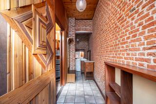 <p>Ben je op zoek naar een charmante woning op een uitstekende locatie, waar je meteen in kan trekken maar ook nog je eigen stempel op kan drukken? Deze gezellige gezinswoning in een rustige straat in het hart van Kontich biedt het beste van twee werelden: een instapklare basis boordevol karakter én het potentieel om het aan te passen aan jouw eigen smaak!</p><p></p><p><strong>Troeven van deze woning:</strong></p><ul><li><p><strong>Prime locatie:</strong> Gelegen in een fijne, rustige straat vlak bij het centrum van Kontich, winkels, scholen en openbaar vervoer.</p></li><li><p><strong>Karaktervolle elementen:</strong> Sfeervolle bakstenen accentmuren, authentieke houten plafonds en veel natuurlijk licht dankzij het grote lichtdak in de leefruimte.</p></li><li><p><strong>Ruime leefruimte:</strong> Gezellige zithoek met ingemaakte kastenwand en aansluitend een open eetplaats.</p></li><li><p><strong>Functionele keuken:</strong> Praktisch ingerichte keuken met direct zicht op en toegang tot de gezellige stadstuin.</p></li><li><p><strong>2 Volwaardige slaapkamers:</strong> Ruime en lichtrijke slaapkamers met ingemaakte kasten.</p></li><li><p><strong>Onderhoudsvriendelijke koer/tuin met gezellig bijgebouw:</strong> Een fijne buitenruimte uitgerust met een ingebouwde barbecue/haard en een veelzijdig tuinhuis/bijgebouw (ideaal als hobbyruimte, atelier of extra berging).</p></li><li><p><strong>Instapklaar met opfrispotentieel:</strong> Meteen bewoonbaar, maar de perfecte canvas voor wie graag stapsgewijs wil moderniseren.</p></li></ul><p><strong>Indeling:</strong></p><ul><li><p><strong>Gelijkvloers:</strong> Inkomhal met authentieke bakstenen muur. Slaapkamer aan de straatkant. Een ruime en lichtrijke leefruimte met eetplaats en zithoek. De aangrenzende keuken biedt alle nodige voorzieningen en geeft rechtstreeks toegang tot de zonnige buitenruimte.</p></li><li><p><strong>Eerste verdieping:</strong> Aangename, ruime hoofdslaapkamer met mooie houten vloer en ingemaakte kasten. Badkamer voorzien van een lavabomeubel, toilet en ligbad/douche combinatie.</p></li><li><p><strong>Zolder: </strong>Handige bergruimte.</p></li><li><p><strong>Buitenruimte:</strong> Een gezellige en onderhoudsvriendelijke stadstuin/terras waar je in alle privacy kan genieten. Uitgerust met een ingebouwde buitengrill/BBQ en een ruim houten tuinhuis/bijgebouw achteraan dat tal van mogelijkheden biedt!</p></li></ul><p><strong>Interesse?</strong></p><p>Laat deze kans niet aan je voorbijgaan! Neem vandaag nog contact met ons op voor een bezoek ter plaatse en ontdek zelf het potentieel van deze fijne woning.</p>