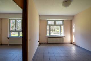 Ontdek het perfecte evenwicht tussen groen en stadsleven. In de zorgcampus Hof Sint Jozef biedt Walls Vastgoedmakelaars enkele assistentiewoningen te huur aan. Hier geniet u van de ideale balans tussen zorg en zelfstandigheid, in een aangepaste en beschermde omgeving voor actieve senioren die zelfstandig willen blijven wonen.<br /><br />De residentie is gelegen in een echte groene oase en beschikt over een mooie, gemeenschappelijke tuin waar u in alle rust kan genieten van de buitenlucht en het groen.<br /><br />Als bewoner kan u rekenen op tal van faciliteiten en diensten op de campus, zoals een wassalon, kinesitherapie, pedicure en kapper. Daarnaast is er een animatieteam aanwezig dat zorgt voor een gevarieerd aanbod aan individuele en groepsactiviteiten, zodat u steeds actief en sociaal betrokken blijft.<br /><br />De bezoekuren zijn volledig vrij, waardoor familie en vrienden u kunnen bezoeken wanneer het hen past. In de namiddag kan u gezellig terecht in de cafetaria. Bovendien zijn er in het woonzorgcentrum steeds verpleegkundigen en verzorgenden aanwezig voor extra ondersteuning en gemoedsrust.<br /><br />Ook praktisch comfort is verzekerd: water, gas en elektriciteit zijn inbegrepen in de prijs en er is voldoende gratis parkeergelegenheid voor bezoekers.<br /><br />Klinkt dit als muziek in de oren? Maak snel een afspraak en ontdek uw toekomstige thuis!