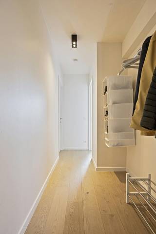 Ruim appartement met twee slaapkamers en garagebox in de recente residentie Zandbank (2018) te Veurne. Centraal gelegen nabij het station, scholen...