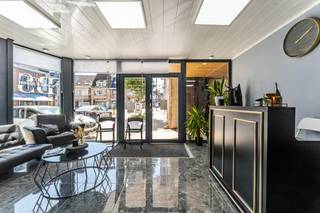 <p>Handelspand met diverse mogelijkheden in het centrum van Melle.</p>

<p> </p>

<p>Dit handelspand in Merelbeke-Melle is momenteel verhuurd als kapsalon en vormt een interessante opportuniteit voor wie op zoek is naar een investering met mooi rendement. Dankzij de centrale ligging in het centrum van Melle geniet het pand van een vlotte bereikbaarheid, een goede zichtbaarheid en passage in een levendige handelswijk. De huidige invulling als kapsalon toont de commerciële mogelijkheden van het pand, terwijl ook andere activiteiten perfect mogelijk zijn. Bovendien bevindt het pand zich nabij openbaar vervoer, scholen, het administratief centrum en belangrijke invalswegen. Met een rendement van 6% biedt dit pand een aantrekkelijke combinatie van locatie en investeringspotentieel.</p>

<p> </p>

<p>Belangrijkste ruimtes:<br />• Handelsruimte met commerciële zichtbaarheid en diverse invullingsmogelijkheden<br />• Kelder geschikt als extra bergruimte</p>

<p>Troeven:<br />• Momenteel verhuurd als kapsalon met diverse commerciële mogelijkheden<br />• Centrale ligging in het centrum van Melle<br />• Interessant rendement van 6%</p>

<p> </p>

<p>Neem vandaag nog contact op met je ERA-makelaar voor meer informatie of een bezoek.</p>

<p>JOUW DROOMHANDELSPAND. ZO GEVONDEN!</p>