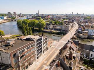 Welkom bij onze nieuwste ontwikkeling in de levendige wijk Muidepoort in Gent. Dit stijlvolle nieuwbouwproject omvat zes hoogwaardig afgewerkte appartementen, ontworpen voor modern comfort en luxe.<br /><br /><strong>Toplocatie en gemak</strong><br />Gelegen op een toplocatie biedt de Muidepoort een perfecte balans tussen stedelijk leven en serene groene omgevingen. De nabijheid van parken, wandelpaden langs de Leie en een scala aan winkels en eetgelegenheden maken dit de ideale plek om te wonen.<br /><br /><strong>Dynamische woonomgeving</strong><br />De Muidepoort staat bekend om zijn gezellige en dynamische sfeer, waardoor het een aantrekkelijke woonomgeving is voor zowel jonge professionals als gezinnen. Hier geniet je van het beste wat Gent te bieden heeft, met gemakkelijke toegang tot het stadscentrum en uitstekende verbindingen met het openbaar vervoer.<br /><br /><strong>Ruimte, licht en luxe</strong><br />Onze appartementen bieden een harmonieuze mix van ruimte en licht, met grote ramen die elke kamer vullen met natuurlijk daglicht. De open woonruimtes zijn perfect voor zowel ontspanning als entertainment, en de moderne keukens zijn uitgerust met de nieuwste apparatuur. Elk appartement beschikt over één tot drie slaapkamers, ideaal voor gezinnen, professionals als investeerders.<br /><br /><strong>Duurzaamheid en comfort</strong><br />Gebouwd met duurzaamheid in gedachten zijn de appartementen energiezuinig en voorzien van een warmtepomp en zonnepanelen. Dit resulteert niet alleen in lagere energiekosten, maar draagt ook bij aan een groenere toekomst.<br /><br /><strong>Persoonlijke afwerking</strong><br />De afwerking van de appartementen is luxueus en kan worden aangepast aan uw persoonlijke smaak. Je hebt de mogelijkheid om zelf keuzes te maken in materialen en afwerkingen, zodat uw nieuwe woning volledig aansluit bij uw wensen.<br /><br /><strong>Interesse in dit project?</strong><br />Neem vandaag nog contact met ons op voor meer informatie via <strong>info@potrell.be</strong> of <strong>09 394 67 95 </strong>en ontdek hoe je deel kan uitmaken van dit opwindende nieuwbouwproject Residentie Muidepoort aan de Muidepoort 46 in Gent.<br /><br /><span>APPARTEMENT OP MAAT | JOUW APPARTEMENT, JOUW STIJL</span><br />Maak van dit appartement uw droom appartement op maat! Voeg je eigen smaak en persoonlijkheid toe en kies zelf de keuken, parket, vloer en badkamer van jouw instapklare eigendom. Een eigen stek op maat van je wensen en stijl. <br />Jij kiest, Potrell voert uit. Zo makkelijk is dat!