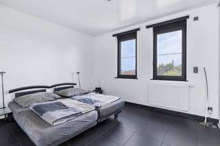 Ben je op zoek naar een ruim appartement met drie slaapkamers, een praktische indeling en een rustige ligging vlak bij het centrum?<br />Dan is deze duplex in Kruibeke zeker het ontdekken waard.<br /><br />Het appartement bevindt zich op de tweede en derde verdieping van het gebouw en is bereikbaar <strong>met de lift</strong>.<br />Op de eerste verdieping kom je binnen via de inkomhal met apart toilet. Van hieruit bereik je de ruime, lichtrijke leefruimte, waar je geniet van een aangenaam zicht op het omliggende groen met aansluitend ruim en zonnig tweede-terras. Aansluitend bevindt zich de volledig geïnstalleerde keuken, die beschikt over alle nodige comfort. Van hieruit heb je toegang tot het 2de terras. Verder is er een praktische berging.<br />Op de tweede verdieping bevinden zich <strong>drie slaapkamers</strong> en de badkamer.<br />Dankzij de duplexindeling zijn de leef- en slaapruimtes duidelijk van elkaar gescheiden, wat zorgt voor extra wooncomfort.<br /><br />Ook op vlak van parkeergelegenheid biedt dit appartement interessante mogelijkheden. <strong>Eén garage is inbegrepen</strong> in de verkoopprijs. Een tweede garage kan optioneel worden aangekocht voor € 40.000.-<br />Ook de ligging is een troef. Je woont hier vlak bij het centrum van Kruibeke, met winkels, voorzieningen en openbaar vervoer in de nabije omgeving. Tegelijk geniet je van een groen uitzicht en ben je vlakbij de polders.<br /><br />Alumunium ramen met dubbel glas, centrale verwarming op aardgas.<br />Bron bewoonbare oppervlakte : EPC - certificaat<br /><br />Een ruime duplex met drie slaapkamers, lift en garage, ideaal voor wie op zoek is naar comfortabel wonen op een gunstige locatie in Kruibeke.<br />Kom je graag eens kijken? Bel ons 03/775.78.79. <br />Ben je ook van plan jouw eigendom te verkopen? Maak een afspraak voor een gratis schatting, wij maken er samen een succesverhaal van!