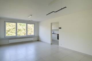 <h1><span>Renovated apartment with 2 bedrooms, a balcony and a parking space</span></h1>
<p><span>Fully renovated in 2023, this apartment combines a convenient location with the comfort of a small building containing just 3 homes. You’ll be close to the town centre, the railway station and the Hof De Bist and Oude Landen parks. Located on the second floor, the apartment offers two bedrooms, a balcony and a parking space in the garage behind the building.</span></p>
<h2><span>LAYOUT</span></h2>
<p><strong><span>GROUND FLOOR</span></strong></p>
<ul>
<li>
<p><strong><span>Parking space</span></strong><span> in the garage behind the building.</span></p>
</li>
</ul>
<p><strong><span>SECOND FLOOR</span></strong></p>
<ul>
<li>
<p><strong><span>Entrance hall</span></strong><span> with tiled flooring and a separate toilet.</span></p>
</li>
<li>
<p><strong><span>Living room of 26 m²</span></strong><span> with tiled flooring.</span></p>
</li>
<li>
<p><strong><span>Fully equipped kitchen</span></strong><span> with tiled flooring.</span></p>
</li>
<li>
<p><strong><span>Main bedroom of 12 m²</span></strong><span> with tiled flooring.</span></p>
</li>
<li>
<p><strong><span>Second bedroom of 6 m²</span></strong><span> with tiled flooring.</span></p>
</li>
<li>
<p><strong><span>Adjoining balcony.</span></strong></p>
</li>
<li>
<p><strong><span>Bathroom</span></strong><span> with a shower, washbasin and connections for a washing machine and tumble dryer.</span></p>
</li>
</ul>
<h2><span>FEATURES</span></h2>
<p><span>The apartment has gas central heating with a </span><strong><span>Vaillant condensing boiler</span></strong><span>. The </span><strong><span>double-glazed PVC window frames</span></strong><span> feature tilt-and-turn windows. The roof was recently renewed and insulated. There is </span><strong><span>no lift</span></strong><span>.</span></p>
<h2><span>GOOD TO KNOW</span></h2>
<ul>
<li>
<p><strong><span>Available from 1 November 2026.</span></strong></p>
</li>
<li>
<p><strong><span>Tenancy type:</span></strong><span> short-term residential tenancy.</span></p>
</li>
<li>
<p><strong><span>Rental deposit:</span></strong><span> 3 months’ rent, to be deposited in a blocked account with Korfine.</span></p>
</li>
<li>
<p><strong><span>Check-in condition report:</span></strong><span> prepared by an independent property inspection firm, €250 including 21% VAT.</span></p>
</li>
<li>
<p><strong><span>Check-out condition report:</span></strong><span> prepared by the same firm, €181.50 including 21% VAT.</span></p>
</li>
<li>
<p><strong><span>Rent includes communal charges</span></strong><span>, covering the timer-controlled communal lighting.</span></p>
</li>
</ul>
<p><span>Looking for a renovated apartment with a balcony and a convenient parking space? </span><strong><span>Contact us on 03 535 12 75 to arrange your viewing.</span></strong></p>
<h2><span>LIVING AREA</span></h2>
<p><span>The stated “living area” is based on the “usable floor area” recorded in the Energy Performance Certificate (EPC).</span></p>