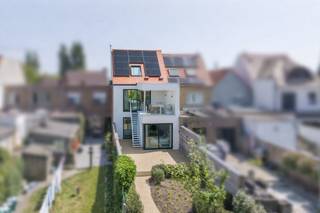 Deze recent gebouwde woning uit 2023 werd gebouwd met een sterke focus op kwaliteit, comfort en energie-efficiëntie. De woning is doordacht...