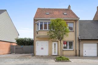 <h3><strong>De Panne: Ruime gezinswoning met tal van indelingsmogelijkheden te koop!</strong></h3>

<p>Gelegen in een rustige, residentiële straat bevindt deze woning zich op slechts enkele stappen van het bruisende centrum, het strand, de duinen, scholen, winkels en openbaar vervoer. Bovendien geniet u van een vlotte verbinding naar de E40. </p>

<h3><strong>Indeling</strong></h3>

<p>Op het gelijkvloers vindt u een inkomhal, een garage met technische berging, een apart toilet, een ruime en lichtrijke leefruimte met aansluitend een vernieuwde keuken en een extra zit- of eetruimte. Vanuit de keuken heeft u toegang tot het zonnige terras, een praktische buitenberging en een aangename tuin. Op de verdiepingen bevinden zich maar liefst vijf slaapkamers, waarvan één is uitgerust met ingebouwde kasten die perfect kunnen dienen als dressing. Twee slaapkamers bevinden zich op de zolderverdieping.<br /> </p>

<h3><strong>Troeven</strong></h3>

<ul><li>Ruime gezinswoning</li><li>Op wandelafstand van strand, duinen, scholen en winkels</li><li>Vlotte verbinding naar de E40</li></ul>

<p><strong>Meer informatie of een bezoek aanvragen?</strong> Contacteer Frederick via <strong>058 22 41 70</strong>.</p>