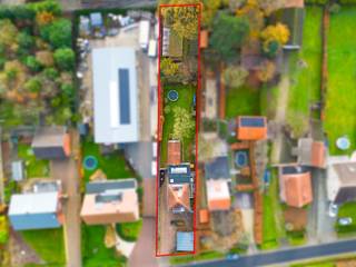 Instapklare woning met 3 slaapkamers op een perceel van 1.102 m² met uitzonderlijke troeven!Rust, natuur én professionele mogelijkheden komen hier op...