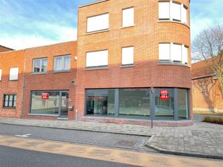 <p><span>Local commercial très bien situé qui a été entièrement rénové.  IMMEUBLE D'ANGLE.  Surface totale de 210 m² comprenant un espace commercial, un bureau séparé, une cuisine, des toilettes et une douche, une salle de stockage ou un garage avec deux portes de garage et des toilettes supplémentaires.  Possibilité de garer deux voitures à l'intérieur.  Libre à partir d'aujourd'hui.  Chauffage et climatisation.  epc 221 kWh/m² label C. uc 2352876.  Taxe foncière à la charge du locataire 135 euros.  Diverses possibilités de parking dans les environs.  Pour info ou visite, appelez le 056.21.58.00.</span></p>