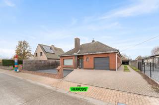 Ontdek deze charmante en instapklare woning in de Schoolstraat 5 te Zevekote (Gistel). Je woont hier heerlijk landelijk, met open zichten en...