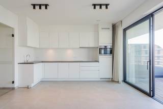 Comfortabele studio te huur in een residentie van 2024, gelegen op de derde verdieping.<br /><br />De inkomhal beschikt over een kleine vestiaire-ruimte, een apart toilet en een ruime berging. Alles netjes weggewerkt bij het binnenkomen. De lichtrijke leefruimte combineert een volledig uitgeruste keuken met een aangename zitruimte. Via het grote schuifraam stapt u zo het overdekt terras van 6 m² op.<br /><br />De slaaphoek is door een gordijn afgescheiden van de leefruimte. Aanpalend bevindt zich de badkamer met lavabomeubel en inloopdouche. Geen verloren oppervlakte dankzij de vloerverwarming!<br /><br />Bij de studio is een privatieve parkeerplaats achteraan het gebouw inbegrepen, alsook een plaats in de gemeenschappelijke fietsberging. Zonnepanelen aanwezig voor het privatief elektriciteitsverbruik.<br /><br />Bovenop de huurprijs: € 50/maand provisie syndickosten.<br /><br />Wij zijn op zoek naar een zorgzame huurder voor een huurovereenkomst van 1 jaar.<br /><br /><br />Waarom net dit aanbod overwegen?<br />-> privatieve parking <br />-> fietsberging <br />-> overdekt terras <br />-> apart toilet<br />-> berging <br />-> afgescheiden slaaphoek <br />-> vloerverwarming <br />-> zonnepanelen (privatief) <br />-> 64m2 bewoonbaar<br /><br />Geïnteresseerd? Vul eenvoudig het contactformulier in en we nemen spoedig contact op.