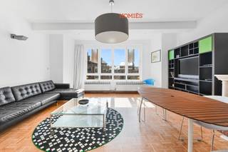 Op een absolute topligging aan het Rector De Somerplein bevindt zich dit aangenaam en instapklaar appartement op de vierde verdieping. De woonst werd recent opgefrist en beschikt over twee slaapkamers, een leef- en eetruimte, een afzonderlijk toilet en een vernieuwde badkamer alsook vernieuwde keuken. Het appartement is bereikbaar via een lift en geniet van een prachtig, open uitzicht op het Stadhuis van Leuven, de Sint-Pieterskerk én de Bondgenotenlaan. Deze centrale ligging combineert stedelijke dynamiek met een uitzonderlijk zicht op enkele van de mooiste historische gebouwen van de stad. Qua bereikbaarheid scoort dit appartement uitstekend: het station van Leuven ligt op wandelafstand (ongeveer 10 minuten) en bushaltes bevinden zich vlak voor het gebouw. Daarnaast zijn winkels, horeca en andere faciliteiten onmiddellijk toegankelijk. De huurprijs bedraagt €1.400 per maand, aangevuld met €130 gemeenschappelijke kosten. Nutsvoorzieningen (gas en elektriciteit) dienen door de huurder zelf te worden afgesloten. Een ideale woonst voor wie comfortabel wil wonen in het bruisende centrum van Leuven. Contacteer ons voor meer informatie of om een bezoek in te plannen via info@homies.be