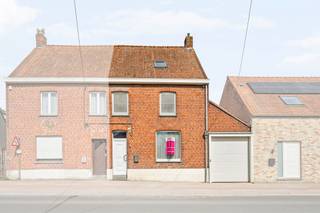 Deze instapklare woning mét garage is gelegen vlakbij het centrum van Westrozebeke.<br /><br />Op de gelijkvloerse verdieping is volgende indeling aanwezig: inkomhal, kelder, lichtrijke woonkamer, volledig geïnstalleerde keuken, toilet, badkamer / wasplaats, grote garage (met berging), terras, zonnige tuin met tuinberging.<br />Op de eerste verdieping zijn 3 volwaardige slaapkamers aanwezig.<br />Op de tweede verdieping (te bereiken met een vaste trap) kan er nog een (of twee) slaapkamers voorzien worden.<br /><br />PLUSPUNTEN:<br />- 4 SLAAPKAMERS MOGELIJK<br />- GROTE TUIN<br />- GARAGE<br />- CONFORME ELEKTRICITEIT<br /><br />De prijs is een VANAFPRIJS.