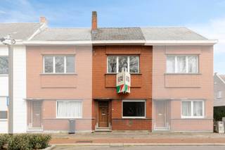 <p>/ Zoek je een woning waar je meteen het gevoel hebt dat alles binnen handbereik ligt? In de Boerenkrijgstraat woon je rustig, maar toch op wandelafstand van winkels, scholen en het centrum van Mechelen.</p><p></p><p>Op het <strong>gelijkvloers</strong>, kom je binnen in een ruime leefruimte die naadloos overgaat in de eetkamer, een plek waar het dagelijkse leven zich vanzelf afspeelt. Aansluitend vind je de aparte keuken, praktisch ingericht en met zicht op het achterliggende terras en tuin. Achteraan op het gelijkvloers bevindt zich de badkamer met douche en lavabo, aangevuld met een apart toilet. Vanuit de keuken stap je zo naar het terras en de tuin, een aangename buitenplek waar je in alle rust kan genieten van een koffiemoment of een lange zomeravond.</p><p>Op de <strong>eerste verdieping</strong> liggen twee comfortabele slaapkamers, elk met hun eigen karakter en mogelijkheden. <br />De <strong>zolderverdieping </strong>biedt nog extra potentieel en kan perfect worden ingericht als derde slaapkamer, hobbyruimte of rustige thuiswerkplek..</p><p>Lí</p><p>Met zijn centrale ligging, praktische indeling en uitbreidingsmogelijkheden is dit een woning waar je stap voor stap jouw eigen thuis van kan maken. <br />Kom eens kijken en plan je bezoek in via de website!</p>