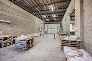 Magazijn/werkplaats/opslagruimte met kantoor gelegen te Mopertingen bij Bilzen, Maastrichterstraat 311.Deze bedrijfsunit combineert het allemaal: een...