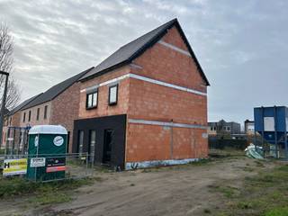 Deze nieuwbouw half open bebouwing, bevindt zich in het doodlopende gedeelte van de verkaveling "Pompoenstraat" in Wiekevorst, ideaal voor wie...