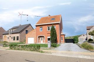 <p><span>Op een uitstekende en vlot bereikbare locatie in de Groenstraat te Nieuwrode bevindt zich deze ruime open bebouwing op een perceel van </span><strong><span>7a 50ca</span></strong><span>. De woning geniet van een gunstige ligging nabij tal van voorzieningen, met een goede verbinding naar onder meer de </span><strong><span>E314, het Gouden Kruispunt en Aarschot</span></strong><span>.</span></p>
<p><span>De woning werd oorspronkelijk gebouwd in </span><strong><span>1961</span></strong><span> en werd doorheen de jaren reeds op verschillende vlakken gerenoveerd. Met een bewoonbare oppervlakte van maar liefst </span><strong><span>206 m²</span></strong><span> biedt deze woning heel wat ruimte en mogelijkheden voor een gezin.</span></p>
<p><span>Op de eerste verdieping bevinden zich </span><strong><span>drie volwaardige slaapkamers</span></strong><span> en een </span><strong><span>badkamer</span></strong><span>. De zolderverdieping werd reeds afgewerkt en is bereikbaar via een </span><strong><span>vaste trap</span></strong><span>. Hier werd een ruime </span><strong><span>vierde slaapkamer</span></strong><span> ingericht.</span></p>
<p><span>Dankzij het ruime perceel, de open bebouwing en de royale woonoppervlakte beschikt deze woning over heel wat potentieel. Het huidige </span><strong><span>EPC-label E</span></strong><span> biedt bovendien een mooie opportuniteit om de woning verder energetisch te renoveren en volledig naar eigen smaak en hedendaagse normen af te werken.</span></p>
<p><span>Een interessante woning voor wie op zoek is naar </span><strong><span>ruimte, een centrale ligging en renovatiemogelijkheden</span></strong><span> in het landelijke Nieuwrode.</span></p>