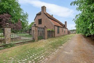 Deze prachtige eigendom is gelegen in het idyllische Retie, middenin de groene Kempen in de provincie Antwerpen. De ligging biedt het beste van...