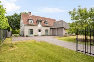 Deze charmante villa is uitstekend gelegen op één van de mooiste locaties te Oud-Turnhout. Als u houdt van rust en een aangename en kindvriendelijke omgeving, dan bent u hier op het juiste adres. De villa (bouwjaar 2010) op een perceel van 1.289 m² werd onder architectuur gebouwd en afgewerkt met kwalitatieve materialen. Ze omvat een inkomhal, een woonkamer met zithoek, een apart bureau, een woonkeuken met eetplaats, een wasplaats, een dubbele inpandige garage, 3/4 slaapkamers, 2 badkamers, een mooie tuin en ruim overdekt terras. Bovendien is het eigendom afgesloten met een toegangspoort aan de voorkant en bedrading rondom.<br /><br />U betreedt de inkomhal van deze villa dewelke via dubbel openslaande deuren toegang biedt tot de woonkamer op parket met gezellige zithoek voorzien van gashaard. Vanuit de zithoek bereikt u een kantoorruimte aan de voorzijde. Via een passerelle komt u in de woonkeuken voorzien van eethoek en aanpalende berging. De keuken beschikt over een groot eiland en is voorzien van alle comfort. Vanuit de keuken en de passerelle kunt u dmv schuiframen naar het overdekt terras. Hier is het heerlijk vertoeven en van hieruit hebt u een mooi zicht over de tuin. Verder op het gelijkvloers treft u nog een ruime wasplaats/berging, een gastentoilet en een ruime inpandige garage met automatische poorten. <br /><br />De houten trap brengt u naar de eerste verdieping op parket. Hier treft u de ruime mastersuite met een dressingroom, een ruime slaapkamer en een badkamer voorzien van 2 lavabo's, grote inloopdouche en ligbad. Verder op deze verdieping vindt u nog twee extra slaapkamers, een tweede badkamer met douche en lavabo en een apart toilet. <br /><br />Via een vlizotrap bereikt u de zolderverdieping. Deze fungeert als bergzolder en is volledig geïsoleerd.<br /><br />Vanuit de garage hebt u een tweede trap naar de eerste verdieping. Hier treft u een 4de slaapkamer of hobbyruimte/kantoor/... eveneens op parket.<br /><br />Bijzonderheden:<br />- Zeer rustige en kindvriendelijke locatie (in doodlopende straat dus geen doorgaand verkeer)<br />- Afgewerkt met smaakvolle materialen<br />- Kruipkelder onder de gehele woning<br />- Gunstige EPC score - B label - 152 kWh/m²<br />- High Tech Campus en ASML makkelijk bereikbaar (binnen 30 min) <br />- Multimedia installatie voorbereid in woonkamer (kabels voor speakers zijn weggewerkt in de muur)<br />- Bekabelde netwerkaansluiting in verschillende ruimtes <br />- Verlichting en elektra in de tuin aanwezig