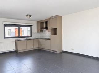 <span><p><span>INDELING:</span></p><p><span>- Hal met vestiairehoek</span></p><p><span>- Living met veel lichtinval</span></p><p><span>- Open keuken met kasten en toestellen (dampkap, kookplaat, ijskast)</span></p><p><span>- Ingerichte badkamer met grote douche en lavabo in wandmeubel</span></p><p><span>- Eén slaapkamer</span></p><p><span>- Afz. wc met lavabo</span></p><p><span>- Grote bergplaats met wasmachine-aansluiting</span></p><p><span>- Terras vooraan</span></p><p><span> </span></p><p><span>- Gemeenschappelijke berging op het gelijkvloers</span></p><p><span>- Gemeenschappelijke fietsenberging vlakbij</span></p><p><span> </span></p><p><span>Nooit parkeerproblemen dankzij grote parking recht over het gebouw!</span></p></span>