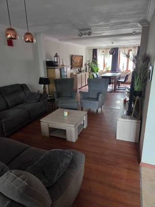 De woning heeft 5 slaapkamers, 3 toiletten, 2 badkamers en 1,5 keuken, met een perceeloppervlakte van 486m². Een 2e busnummer was er in het verleden (momenteel niet in gebruik) maar deze zou via de gemeente terug aangevraagd kunnen worden. Wat deze ook ideaal maakt voor een kangoeroewoning.<br /><br />Op het gelijkvloers:<br />- ruime woonkamer met uitzicht op de tuin en het terras<br />- open keuken met toegang naar de tuin<br />- berging<br />- inkomhal met gastentoilet<br /><br />Op de eerste verdieping:<br />- 3 slaapkamers waarvan de grootste met terras<br />- badkamer ( dubbele lavabo, wc, douche en bad)<br />- berging<br /><br />Op de tweede verdieping:<br />- 2 slaapkamers<br />- kitchenette<br />- badkamer (douche, lavabo en wc)<br /><br />Hierboven vind je nog een zolder in het punt van het dak.<br /><br />Verdere positieve punten:<br />- nieuwe boiler sinds 2023<br />- recente zonnepanelen en thuisbatterij<br />- laadpaal voor electrische wagen<br /><br />Te bezichtigen na afspraak <br /><br />Bericht/whatsapp voor afspraak op: 0496 61 97 16 <br /><br />Hopelijk tot dan :)<br />