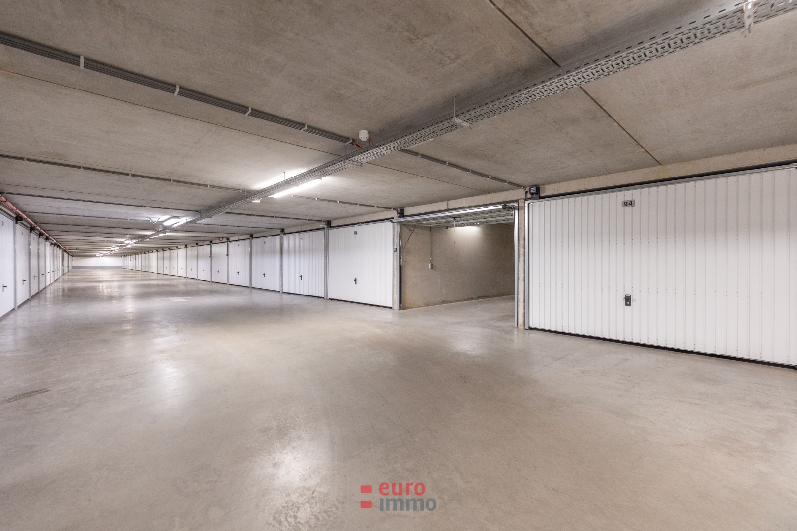 Goed gelegen en zéér vlot inrijdbare garagebox! - foto 5