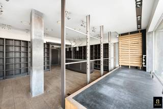 Op enkele stappen van het Lichttorenplein, het drukste en meest commerciële deel van de Knokse zeedijk, bevindt zich dit instapklare handelspand van circa 100 m². Bijkomend met een kelder van 30 m². Dankzij de uitzonderlijke etalagebreedte van 10 meter geniet u hier van maximale zichtbaarheid en constante passage. Het pand is goed onderhouden en klaar voor onmiddellijke ingebruikname, ideaal voor wie op zoek is naar een locatie met uitstraling. Recurrente syndickosten en onroerende voorheffing zijn ten laste van de huurder.