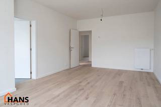 Gerenoveerd appartement op de 2e (hoogste) verdieping zonder lift.Inkomhal met vestiaire - apart toilet - badkamer met inloopdouche en lavabomeubel...