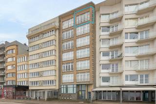 Instapklaar appartement met schitterende ligging pal aan de Zeedijk, op enkele passen van de winkelstraat van Koksijde-Bad, horecazaken en...