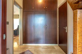 Goed onderhouden villa (bouwjaar 1978) en door de jaren heen voorzien van tal van renovaties.(2013 vernieuwd dak + 9 zonnepanelen met batterij - ramen op het gelijkvloers 2012 en op het verdiep 2012 en een nieuwe keuken in 2012).<br /><br />indeling: inkomhal met apart gastentoilet en vestiaire, leefruimte (38m²) met houtcassette, een keuken voorzien van inductievuur, microgolfoven, een oven en een vaatwas), een naastgelegen berging met toegangsdeur naar de tuin en een inpandige garage van 26m². (niet meegerekend in de bewoonbare oppervlakte).<br /><br />Op het verdiep bevinden zich 3 slaapkamers (23m²- 12m² & 10,5m²), een badkamer (voorzien van inloopdouche - toilet & lavabo). Verder nog een bijkomende kamer (6m²) en een bergruimte (7m²)<br /><br />De woning is verder voorzien van een kelder van 19m² met vrije hoogte van 2 meter en verder een toegankelijke kruipruimte. Op het gelijkvloers is de woning voorzien van rolluiken. <br /><br />Aangenaam terras met west ligging zodoende u volop kan genieten van de zon. <br /><br />Gelegen in een rustige, aangename buurt nabij de "Brusselse bossen". Zeker een bezoek waard!