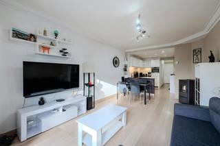 Ontdek dit instapklare 1-slaapkamerappartement te koop, uitstekend gelegen op de 1ste verdieping van Residentie Saint-Maxime in de Troonstraat te Oostende. U woont hier op een absolute toplocatie op minder dan 50 meter van het strand en de Zeedijk. Het appartement combineert een rustige woonomgeving met de nabijheid van het bruisende stadscentrum, winkels en het openbaar vervoer.<br /><br />Indeling:<br />- lichtrijke leefruimte<br />- open keuken uitgerust met werkblad in graniet, inductiekookplaat, vaatwasmachine, combi-oven (AEG), koelkast met vriesvakje en spoeltafel<br />- nachthal<br />- volwaardige slaapkamer (12 m²)<br />- badkamer voorzien van douchecabine, badkamermeubel met lavabo, spiegelkast, handdoekradiator en toilet<br />- veranda met berging en aansluiting voor wasmachine<br /><br />U geniet tevens ook van een privatieve kelderberging.<br /><br />Pluspunten:<br />- toplocatie op minder dan 50 meter van de Zeedijk <br />- rustige ligging op een boogscheut van het stadscentrum<br />- gunstig EPC-label B<br />- conforme elektrische keuring<br />- veranda met extra bergruimte<br />- ideaal voor eigen bewoning, als tweede verblijf of als investering<br /><br />Bent u benieuwd naar dit instapklare appartement te koop te Oostende? Contacteer ons snel voor een bezoek ter plaatse!<br /><br />Bestuursmaatregelen in het maatregelenregister: in aanvraag