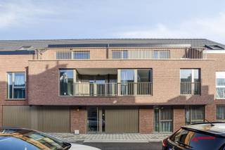 <p><span><span>Au premier étage de cet immeuble construit en 2022 se trouve cet appartement prêt à être emménagé et offrant une bonne efficacité énergétique. Il comprend un hall d'entrée, un salon spacieux et lumineux avec une cuisine ouverte, une salle de bains, des toilettes séparées pour les invités, deux chambres spacieuses, une terrasse orientée au sud et un débarras.</span></span></p>