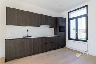 <p><span>Dit volledig gerenoveerde duplexappartement is gelegen in de Eikelstraat in Berchem, op een centrale locatie met winkels, openbaar vervoer en verschillende voorzieningen in de nabije omgeving. Ook het centrum van Antwerpen is vlot bereikbaar.</span></p><p><span>Het appartement maakt deel uit van een kleinschalig gebouw met slechts 3 appartementen, waardoor de gemeenschappelijke kosten beperkt blijven. Er zijn aparte meters voor gas, water en elektriciteit. Het dak is conform, net als de elektriciteit, en de PVC-ramen zijn voorzien van dubbele beglazing. Met een EPC-score B geniet je bovendien van een gunstige energiescore. Extra bergruimte is voorzien dankzij de privatieve kelderberging van 6 m².</span></p><p><span>Het appartement is ingericht als duplex. Op de tussenverdieping bevindt zich de slaapkamer van 14 m², voorzien van een douchecabine en lavabo. </span></p><p><span>De bovenste verdieping vormt het hart van het appartement. Hier bevindt zich de lichtrijke leefruimte met open keuken van 32 m². De moderne keuken is volledig geïntegreerd in de ruimte en dankzij de verschillende grote ramen geniet het geheel van veel natuurlijke lichtinval. Op deze verdieping bevindt zich ook een apart toilet met aansluiting voor een wasmachine.</span></p><p><span> </span></p>