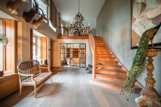 Welkom in deze charmante, gerestaureerde vierkantshoeve gelegen op een prachtig domein van maar liefst 2,7 hectare, waar luxueus wonen en werken...